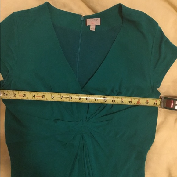 Kate Middleton engagement-inspired dress by Issa for Banana Republic - Picture 4 of 5